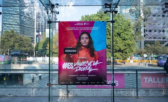 Cartel de la campaña “Es real. #EsViolenciaDigital” en la Ciudad de México, México. Noviembre 2025.